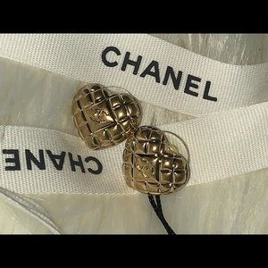 ❌❌SOLD❌❌Chanel 21P heart stud earrings with CC